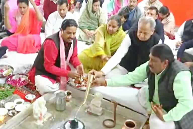 CM Gehlot worshiped Lord Shiva, सीएम गहलोत ने भगवान शिव की पूजा की