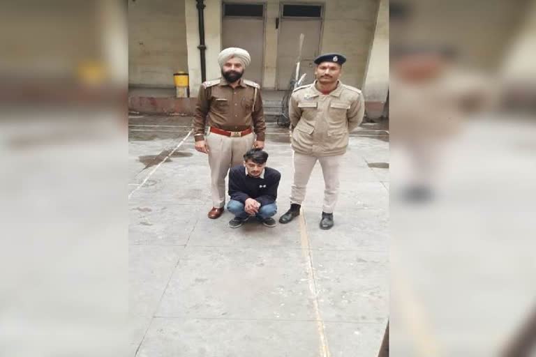 solan police arrested accused with drugs near dhrampur