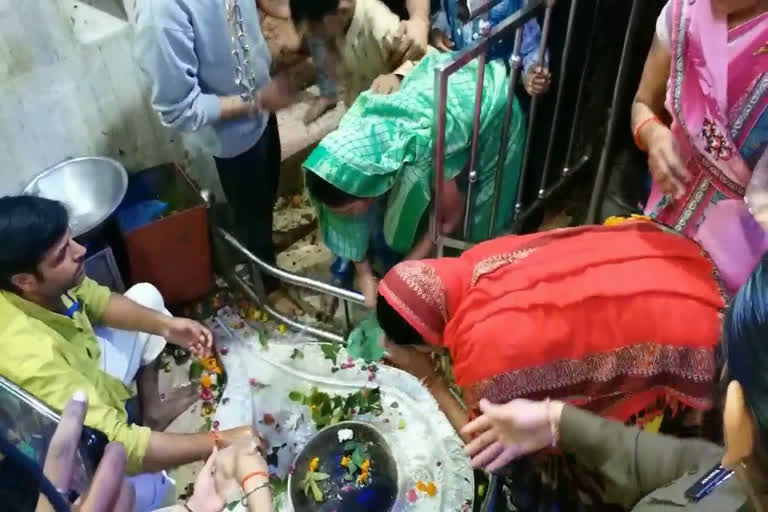 devotees-crowed-at-the-ancient-vanakhandeshwar-mahadev-temple-bhind