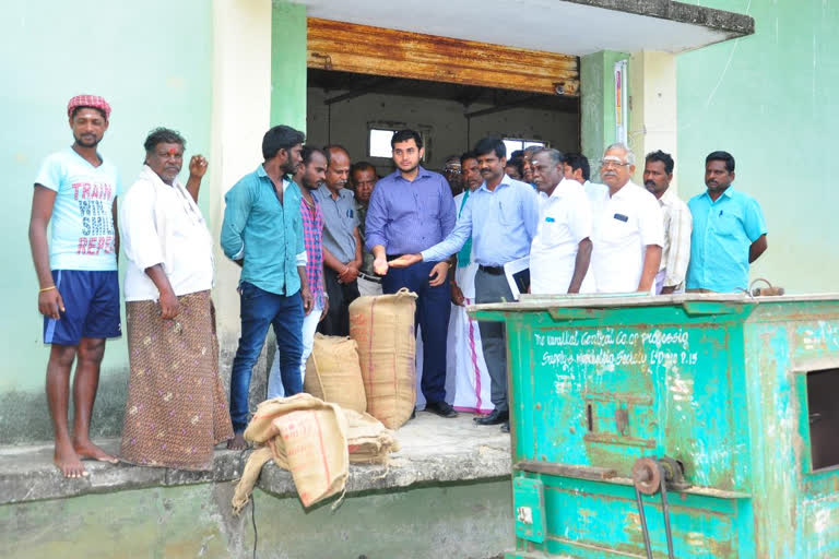 நேரடி நெல் கொள்முதல் நிலையத்தை  ஆட்சியர் அர்ஜுன் சர்மா துவங்கி வைக்கிறார்