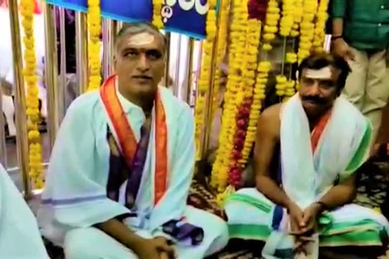 MINISTER HARISHRAO VISITED VEMULAWADA TEMPLE