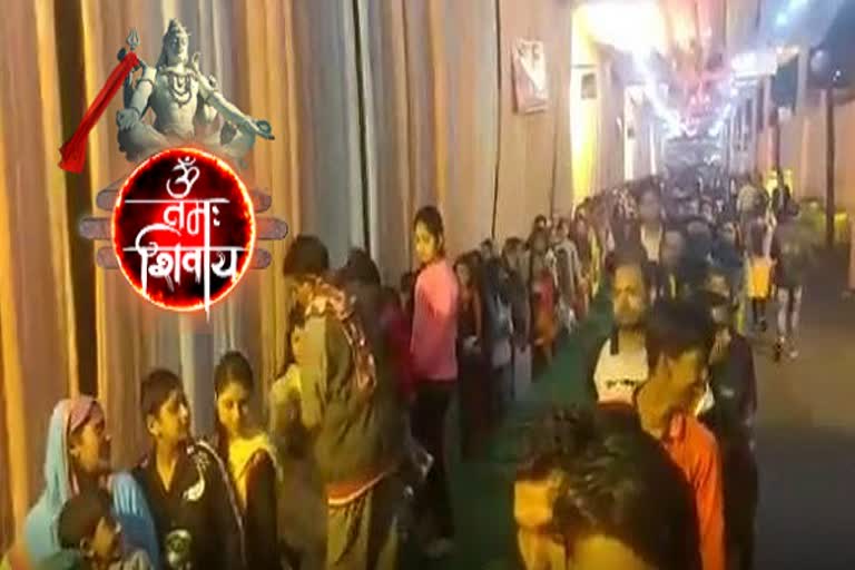 Crowd of devotees in Dudheshwar Nath temple in ghaziabad