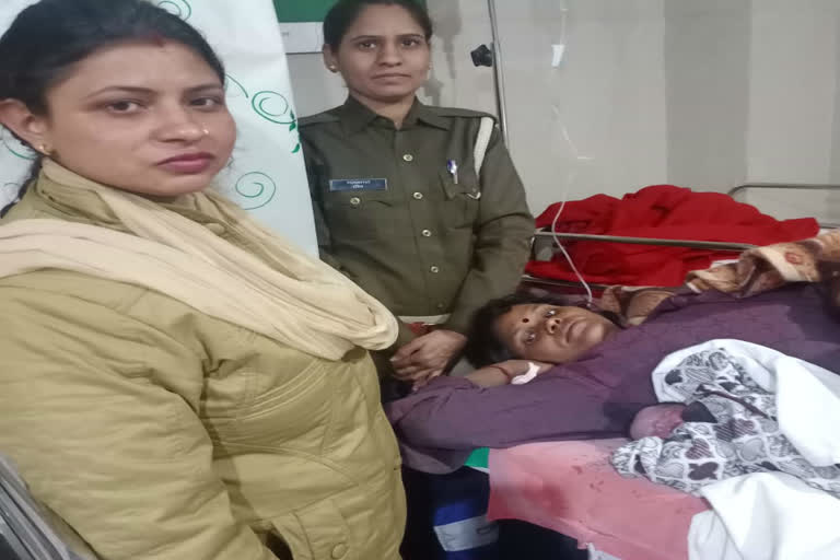 Ghaziabad woman gives birth