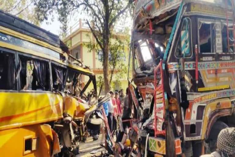 Road accident in Khunti, bus and truck collision, death in road accident, Khunti police, Rims, खूंटी में सड़क हादसा, बस और ट्रक की टक्कर, सड़क हादसे में मौत, खूंटी पुलिस, रिम्स