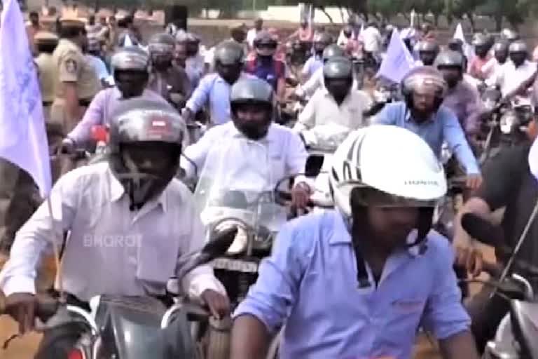 people wear helmet during walking car driving in dayalbagh agra