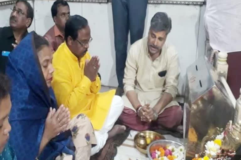 Rajya Sabha MP Ramvichar Netam reaches Maa Baglamukhi