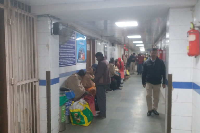 Queue of swine flu patients in Delhi Government hospitals