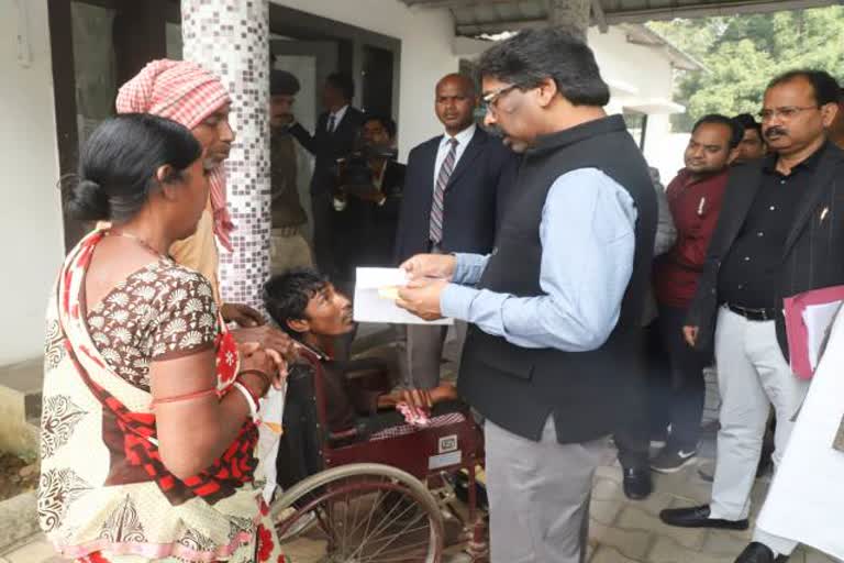 CM Hemant Soren meets complainants, CM Hemant Soren, Government of Jharkhand, CM House Ranchi, सीएम हेमंत सोरेन, फरियादियों से मिले सीएम हेमंत सोरेन, झारखंड सरकार, सीएम आवास रांची