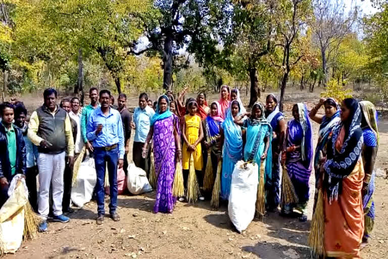 Villagers held cleanliness program after Mahanadi Half Marathon in balodabazar