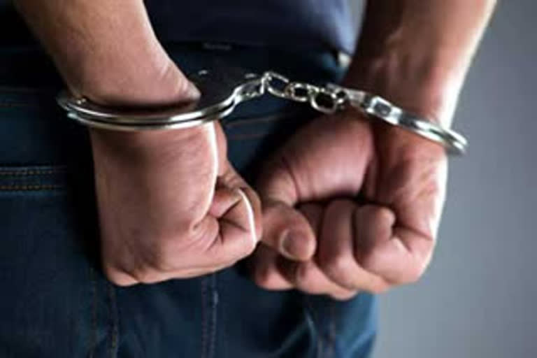 Two cops arrested with heroin in Bihar  ഹെറോയിന്‍ പിടിച്ചു  മയക്കുമരുന്ന പിടികൂടി  മയക്കുമരുന്ന് വേട്ട  കഞ്ചാവ് പിടികൂടി