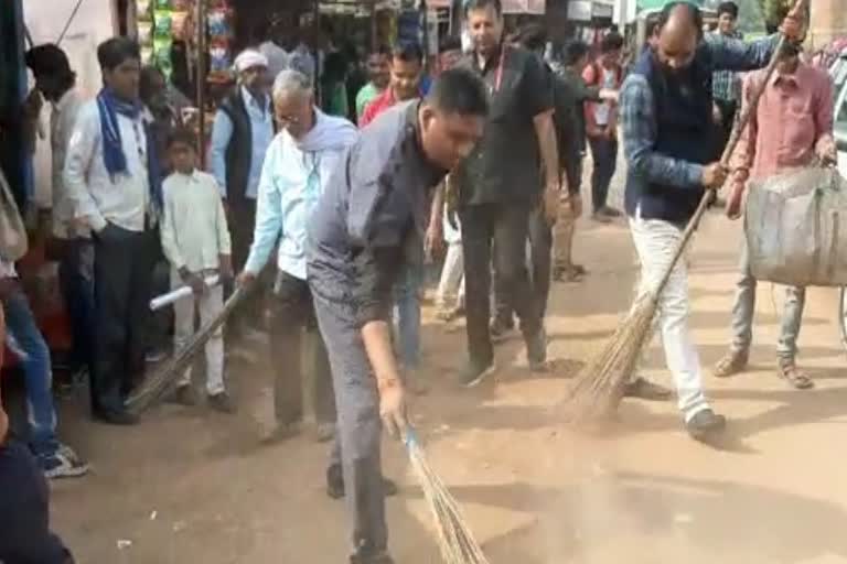 The MLA took a broom in his own hands and started cleaning Garbage spread in the fair