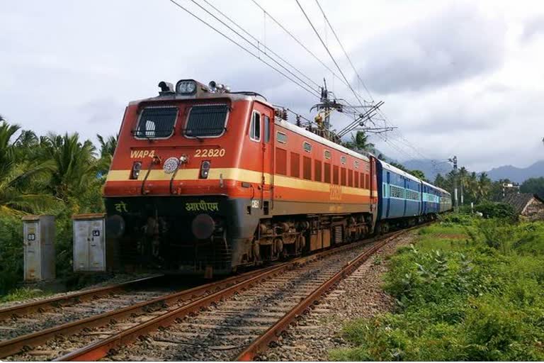 General Manager Alok Kansal inspected many stations including Ratlam