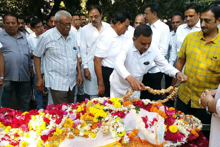 Valsad MLA Daltbhai Desai is no more, political leaders present at funeral