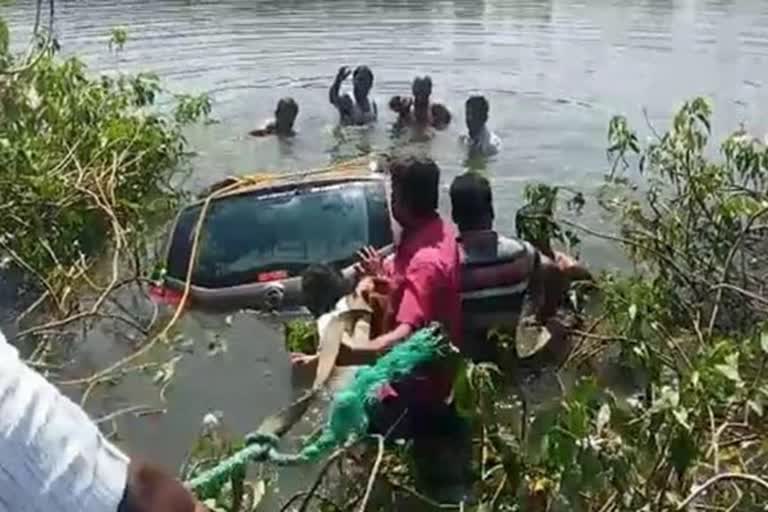 ഹൈദരാബാദില്‍ വാഹനാപകടം; മൂന്ന് പേര്‍ മരിച്ചു  കാര്‍ നിയന്ത്രണം വിട്ട് തടാകത്തിലേക്ക് മറിഞ്ഞു  വെല്ലങ്കി തടാകം  car plunges into lake