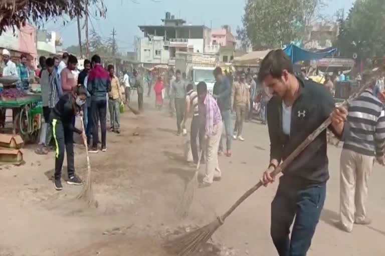 SDM shivani garg did cleaning in Galla mandi in guna