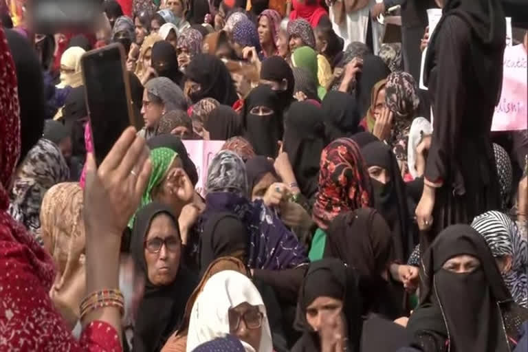 jafrabad protest thousand of youths in women suport