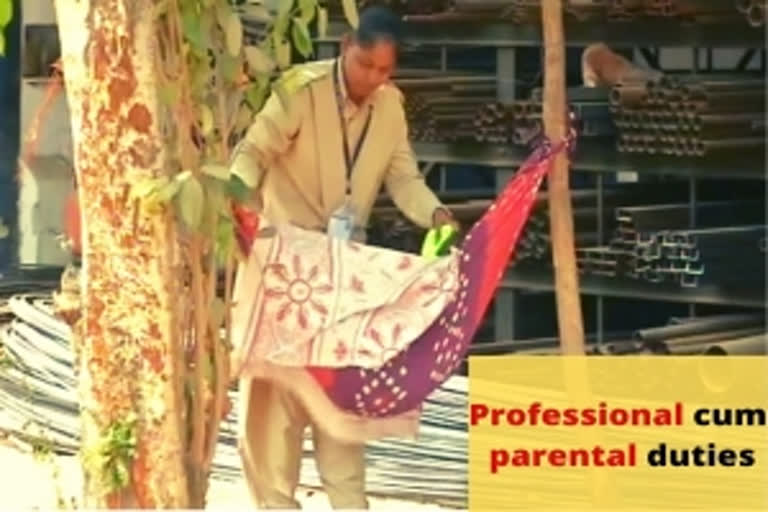 Gujarat woman police constable  constable carries baby  Gujarat constable news  Gorua police station news  ഗുജറാത്ത് പൊലീസ്  ട്രംപ് ഇന്ത്യയില്‍  ബറോഡ പൊലീസ്