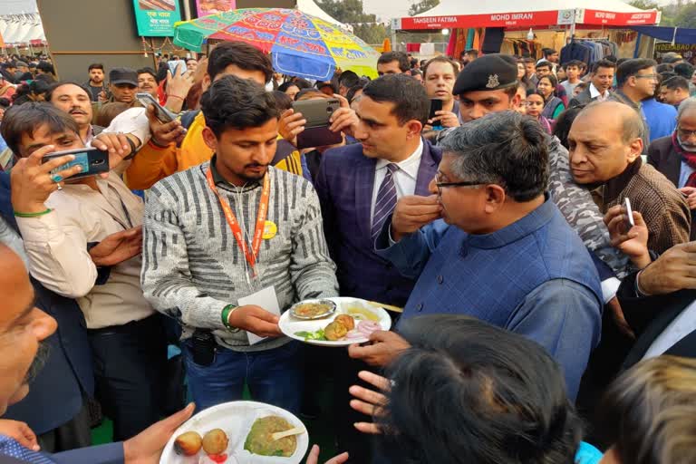 लिट्टी-चोखा खाने पहुंचे रविशंकर प्रसाद