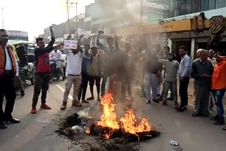 Slim burns of waris pathan in sambhal by vhp and bajrang dal cadres