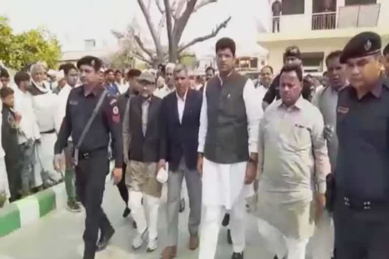 deputy cm dushyant chautala pays tribute to khurshid ahmad