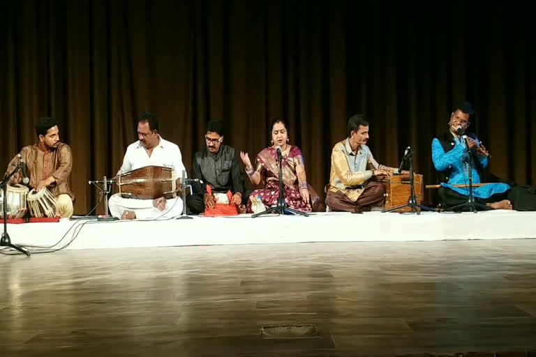 Bagheli singing program held in tribal museum