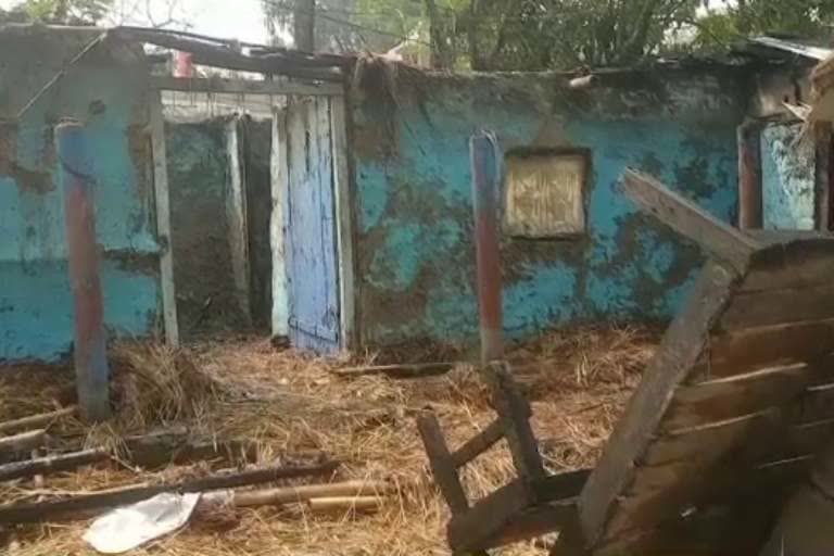 Fire caught in a house of bhadrak, bhadrak latest news, fire accident in bhadrak, ଭଦ୍ରକରେ ଅଗ୍ନିକାଣ୍ଡ, ଭଦ୍ରକ ଲାଟେଷ୍ଟ ନ୍ୟୁଜ୍‌, ଭଦ୍ରକର ଏକ ଘରେ ଲାଗିଲା ନିଆଁ