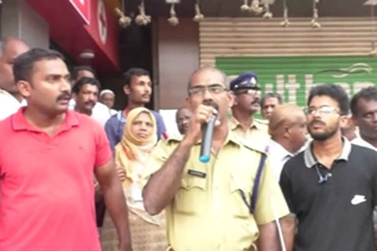 To raise awareness about the rescue operation: Police with Mockdrill  രക്ഷാപ്രവര്‍ത്തനത്തെ കുറിച്ച് ബോധവല്‍ക്കരിക്കാന്‍: മോക്ഡ്രില്ലുമായി പൊലീസ്  മോക്ഡ്രില്ലുമായി പൊലീസ്  വാഴക്കാട് പൊലീസ്  മോക്ഡ്രില്ല്  Mockdrill