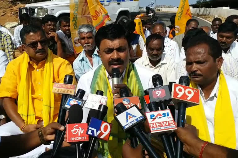 kalyanadurgam tdp leaders protest against anna canteens cancellation