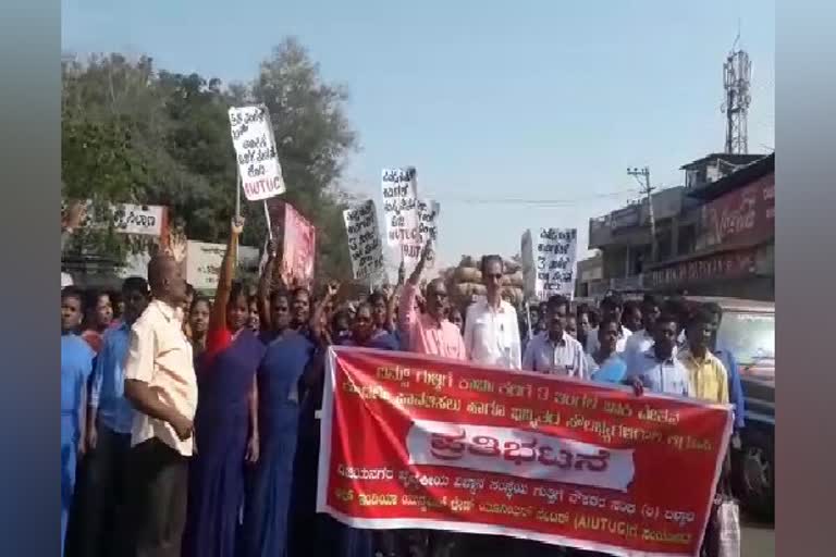 no-pay-for-three-months-protests-at-wims-premises-by-hundreds-of-contract-employees-in-bellary