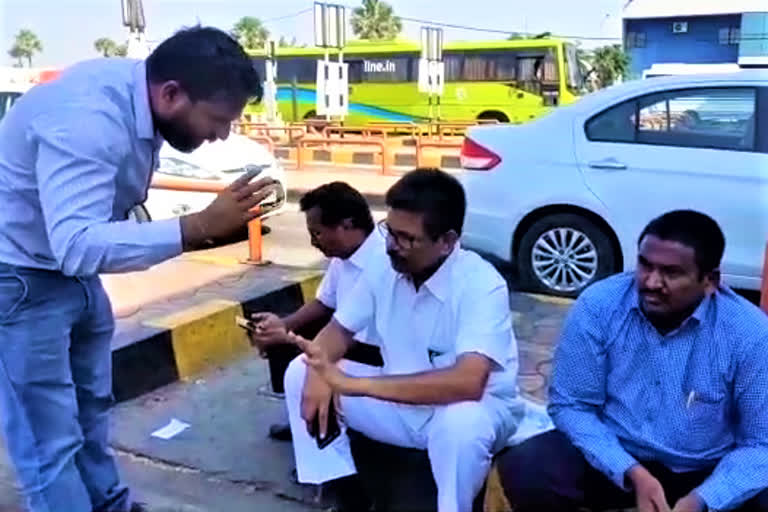 MLC NARSIREDDY PROTESTED AGAINST PANTHANGI TOLL PLAZA STAFF