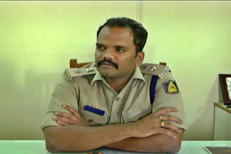 District Superintendent of Police Vamshi Krishna pressmeet at tumkur