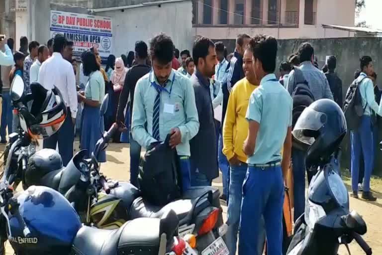 Fake candidate arrested from matriculation examination center in hazaribag