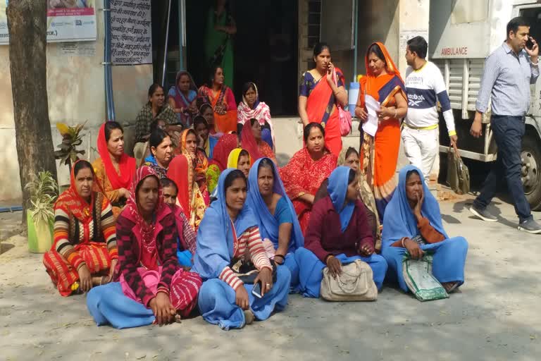 सीएमएचओ ऑफिस पर प्रदर्शन, Performance at CMHO office