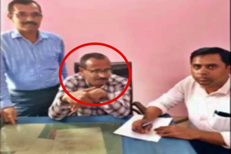 bribe  South East Central Railway employee  Anti-CorruptionBureau  Raipur Railway  കൈകൂലി കേസ്  സെൻട്രൽ റെയിൽവേ ഉദ്യോഗസ്ഥന്‍  പതിനായിരം രൂപ  എസ് ഭട്ടാചാര്യ