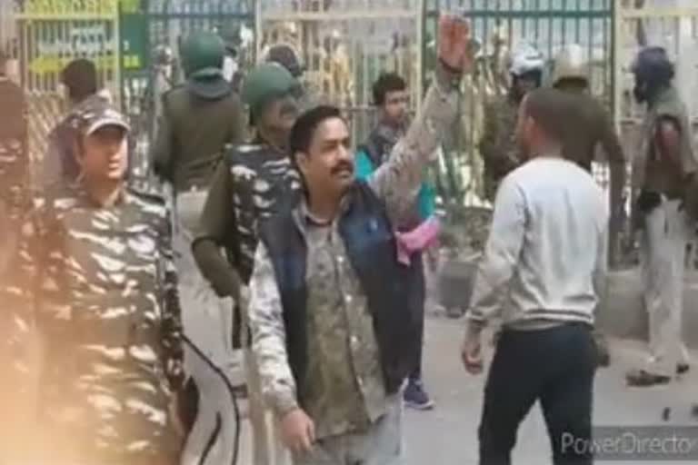 Video of Delhi Police take deliberate action