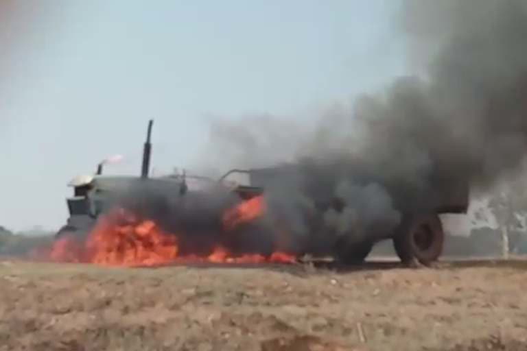 sand lifter tractor caught fire in chhatisgarh, nabarangpur latest news, sand lifter tractor caught fire, ବାଲି ବୋଝେଇ ଟ୍ରାକ୍ଟରରେ ଲାଗିଲା ନିଆଁ, ନବରଙ୍ଗପୁର ଲାଟେଷ୍ଟ ନ୍ୟୁଜ୍‌, ଛତିଶଗଡରେ ବାଲି ବୋଝେଇ ଟ୍ରାକ୍ଟରରେ ଲାଗିଲା ନିଆଁ