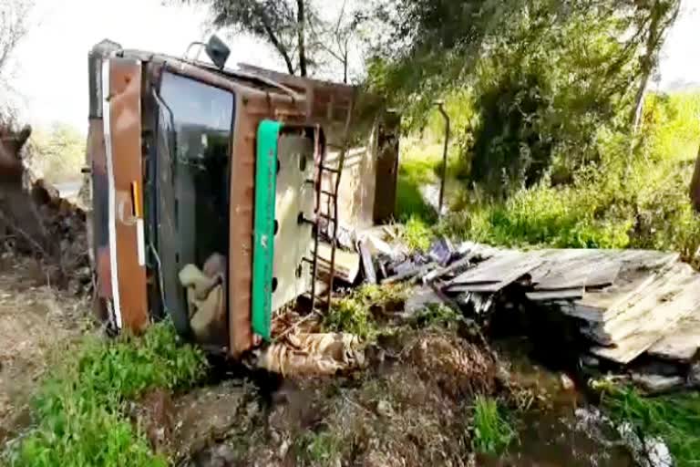 बांसवाड़ा में ट्रक पलटी, Truck overturns in Banswara