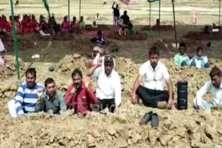 Farmers start Samadhi Satyagraha in jharkhand, jharkhand latest news, farmers unique protest in jharkhand, ଝାଡଖଣ୍ଡରେ ଚାଷୀଙ୍କ ନିଆରା ସତ୍ୟାଗ୍ରହ, ଝାଡଖଣ୍ଡରେ ଚାଷୀଙ୍କ ଭୂମି ସମାଧି ସତ୍ୟାଗ୍ରହ, ଝାଡଖଣ୍ଡ ଲାଟେଷ୍ଟ ନ୍ୟୁଜ୍‌