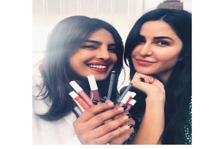 katrina kaif, priyanka chopra, katrina kaif shares photo with priyanka chopra, priyanka chopra shares photo with katrina kaif, Priyanka Chopra, Katrina Kaif pose for perfect selfie