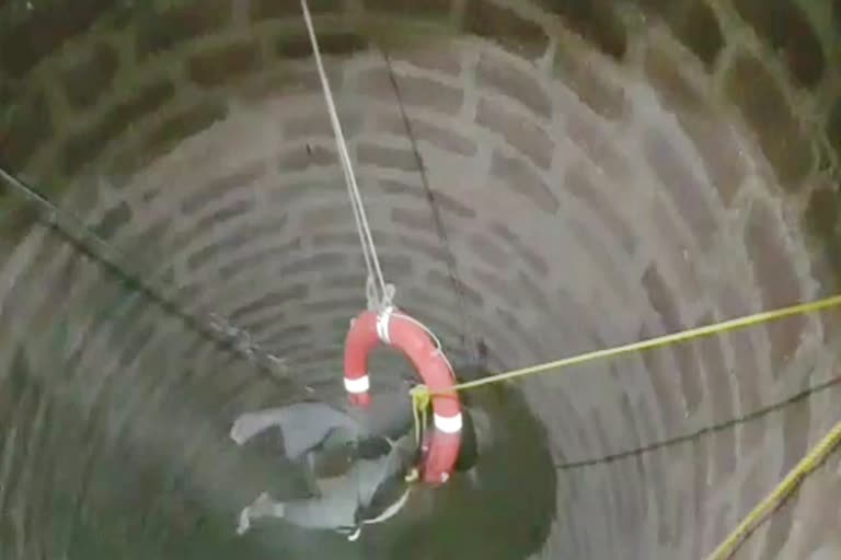 young men drunken fall into a well, शराब के नशे में कुएं में गिरे