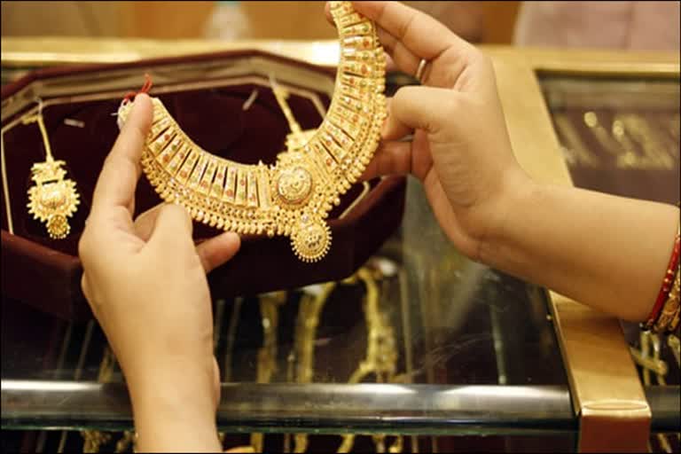 Gold price decreases by Rs 552 today