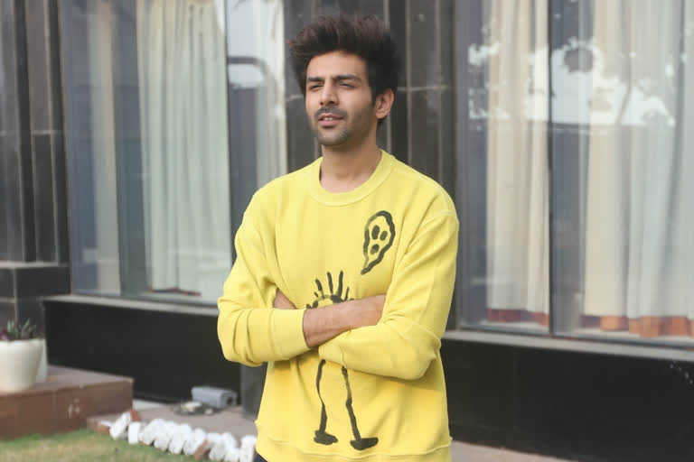 Kartik Aaryan, Kartik Aaryan news, Kartik Aaryan updates, Kartik Aaryan shares video, Kartik Aaryan beats 'Rajasthani cold' with morning soccer session