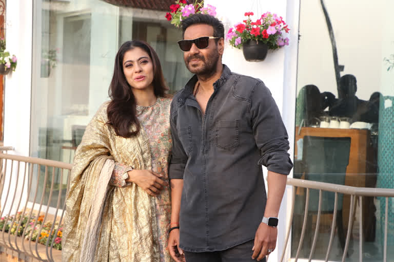 Kajol tutors Ajay on how to click selfies