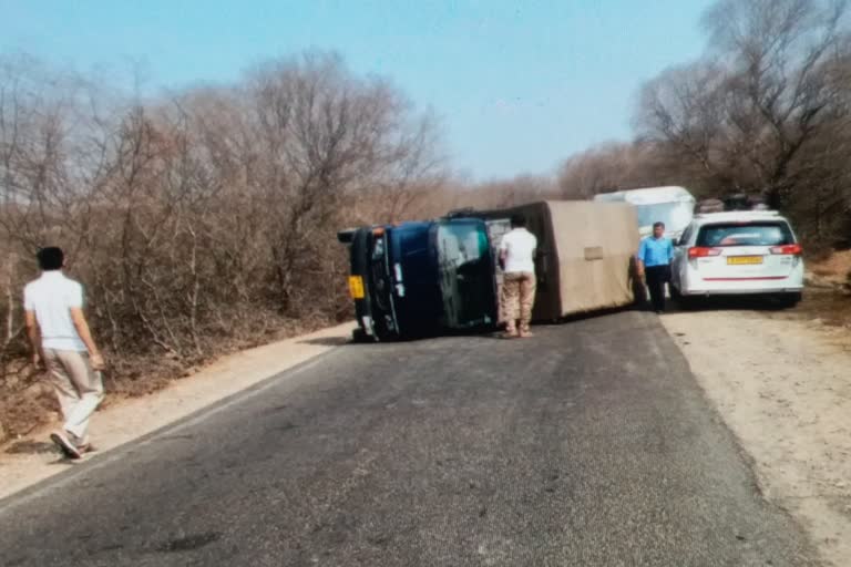 Police van overturned, पुलिस की वैन बेकाबू होकर पलटी