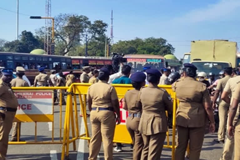 Mumbai on high alert  Delhi violence  security beefed up in delhi  CAA protest  ഡല്‍ഹി സംഘര്‍ഷം  മുംബൈയിലും അതീവ ജാഗ്രതാ നിര്‍ദേശം  മരിച്ചവരുടെ എണ്ണം 13 ആയി  മുംബൈ  വടക്കുകിഴക്കൻ ഡല്‍ഹി