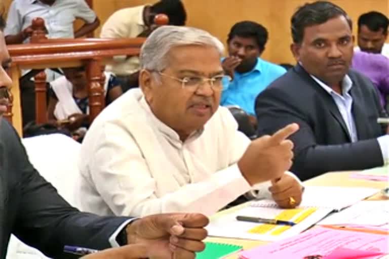 progress-review-meeting-at-raichur-by-dcm-govinda-karajola