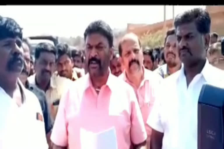 Protest led by Forest Minister Anand Singh at Hospet