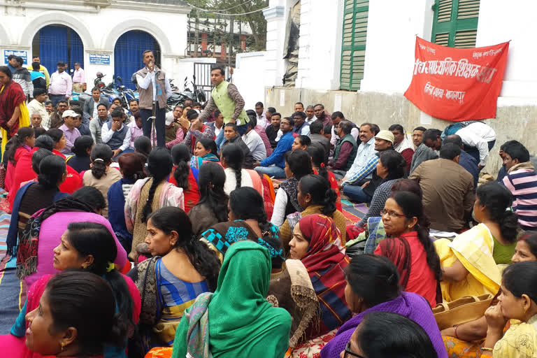 Now middle school teachers are also on strike in Bihar