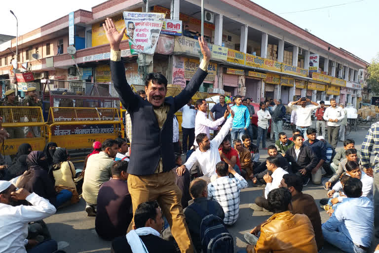 Madrasa para-teachers protest outside state congress office