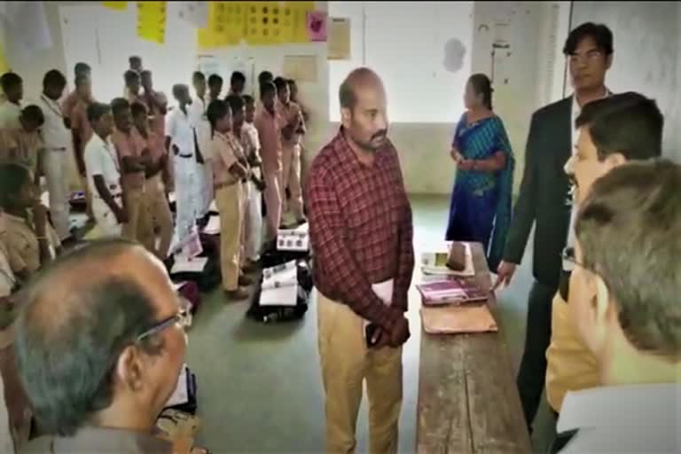 human resource Officers Govt School inspection Ranipet human resource Officers inspection Ranipet Govt School inspection மனிதவள மேம்பாட்டு துறை குழு அலுவலர்கள் அரசு பள்ளிகளில் திடீர் ஆய்வு..! ராணிப்பேட்டை அரசு பள்ளி ஆய்வு மனிதவள மேம்பாட்டு அலுவலர்கள் பள்ளி ஆய்வு ராணிப்பேட்டை மனிதவள மேம்பாட்டு அலுவலர்கள் பள்ளி ஆய்வு Ranipet human resource Officers Govt School inspection